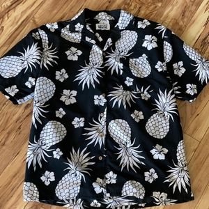 NWOT Uzzi men’s M pineapple short sleeve top
